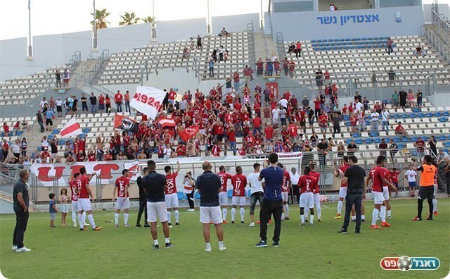 שחקני הקבוצה עם האוהדים בסיום (שובל ירושלמי, האתר הרשמי)